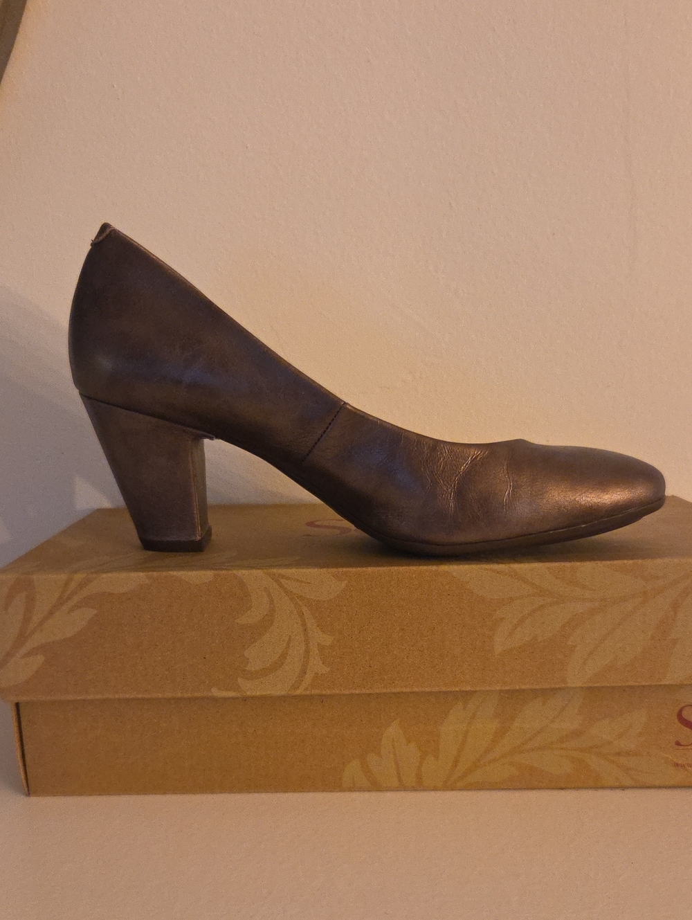 Classic Women's Leather Mid Heel Pump - Brown